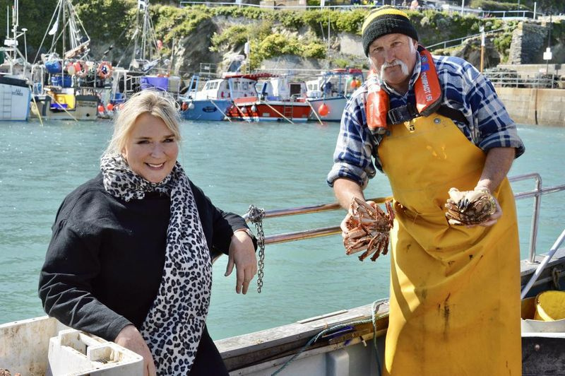 Fern Britton kohtub Newquay sadamas oma paadi pardal krabipüüdja ​​Philiga