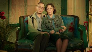 David Thewlis ja Olivia Colman elokuvassa Landscapers.