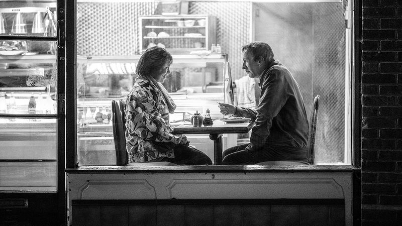 Olivia Colman ja David Thewlis elokuvassa Landscapers