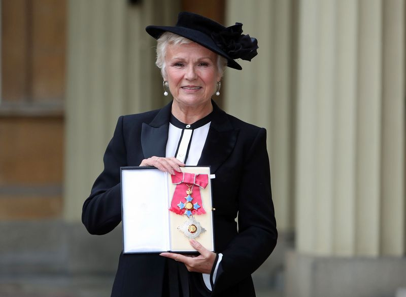 Julie Walters, potem ko je bila nagrajena z Damehoodom v Buckinghamski palači.