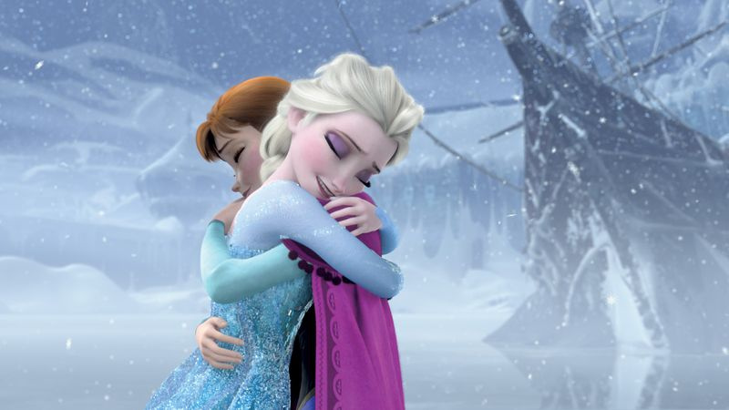 Η Anna (Kristen Bell και η Elsa (Idina Menzel) αγκαλιάζονται στο Frozen.