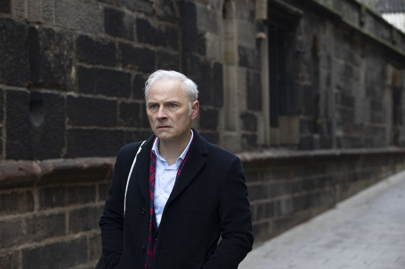 Max (Mark Bonnar), ki hodi po ulici v Edinburghu, spet svoboden človek