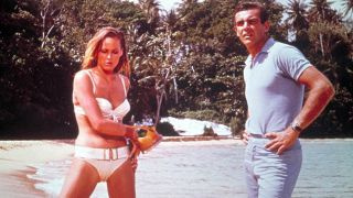 Καλύτερες ταινίες James Bond - James Bond και Honey Ryder στο Dr. No