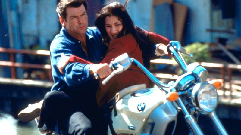 Ο Bond και ο Wai Lin στο Tomorrow Never Dies