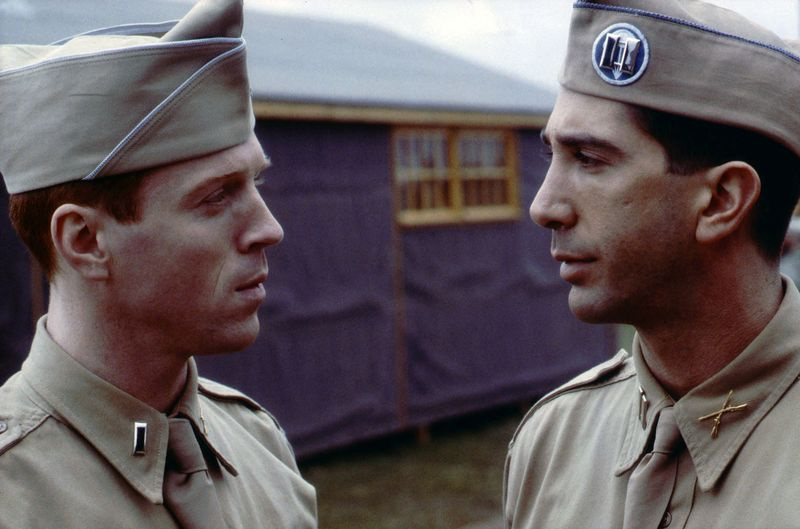 Πρωταγωνιστούν οι Damian Lewis και David Schwimmer.