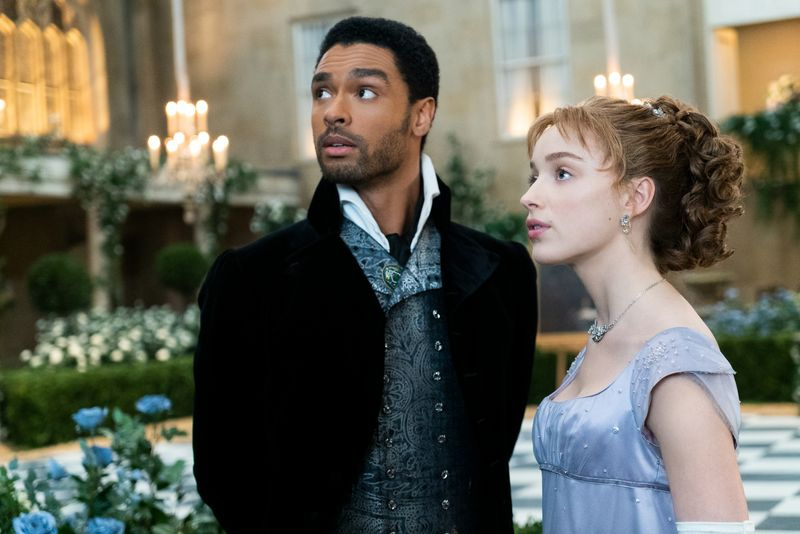Rege-Jean Page και Phoebe Dynevor.