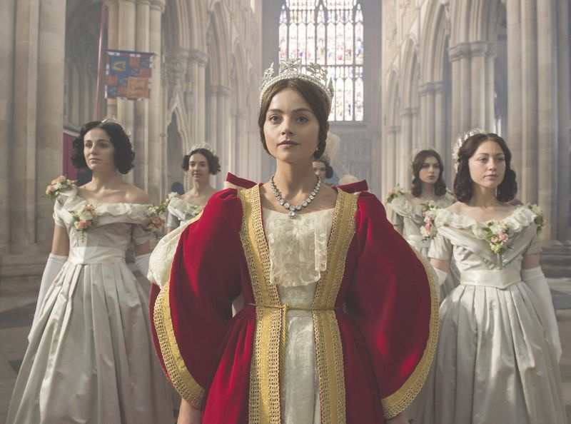 Jenna Coleman ως βασίλισσα Victoria.
