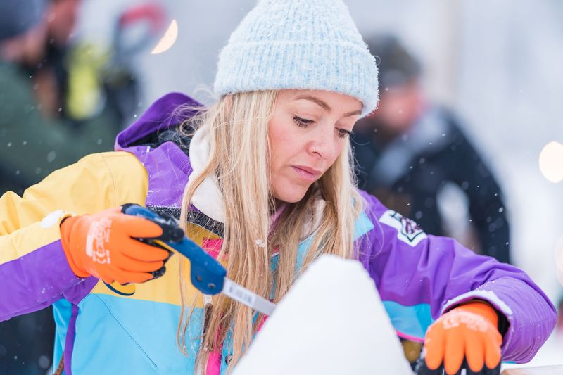 Cherry Healey tăind gheața înăuntru