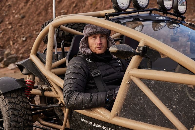 Ο Freddie Flintoff σε ένα Ariel Nomad.