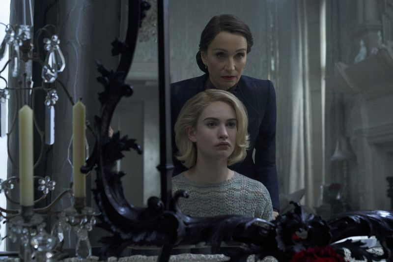 Lily James ja Kristin Scott Thomas elokuvassa Rebecca