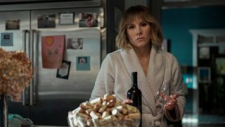 クリスティン・ベル窓際の少女から通りを挟んだ向かいの家の女