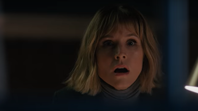 クリスティン・ベル窓際の少女から通りを挟んだ向かいの家の女