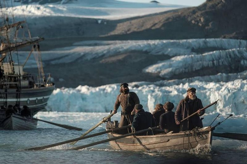 Φάλαινα καμάκι στην Αρκτική στο βόρειο νερό.