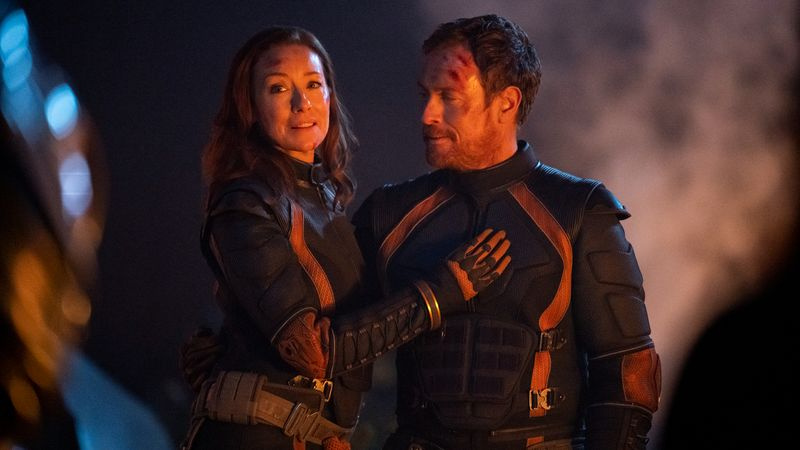 Η Molly Parker ως Maureen Robinson και ο Toby Stephens ως John Robinson