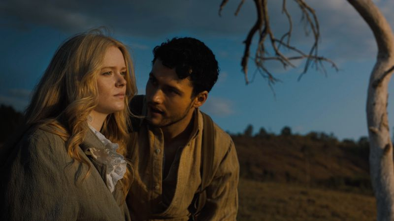 Abigail Cowen y Tom Lewis en