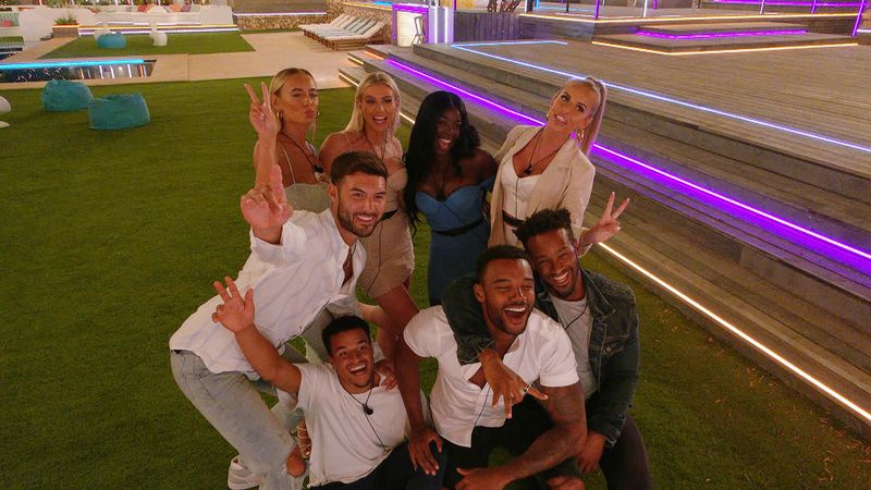 Love Island 2021 - τα τέσσερα τελευταία ζευγάρια ποζάρουν μαζί για μια selfie