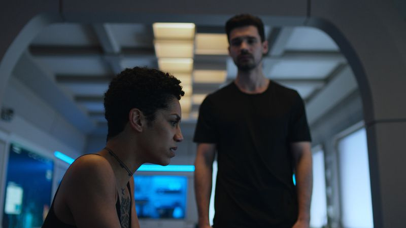 Dominique Tipper și Steven Strait în sezonul 5 al