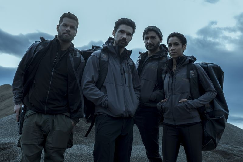 De la stânga, West Chatham ca Amos, Steven Strait ca Holden, Cas Anvar ca Alex și Dominique Tipper ca Naomi în sezonul 4 din