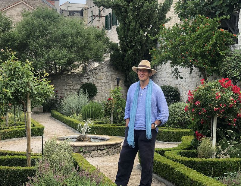 Monty Don no jardim do mosteiro de Sibenik, Croácia.