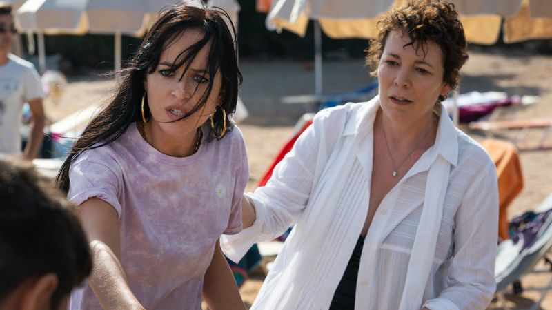 The Lost Daughter - (L-R) Nina (Dakota Johnson) και Leda (Olivia Colman)