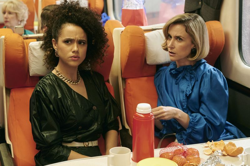 Η Katherine Kelly (στα δεξιά) βρίσκεται στο σκάφος με τη Nathalie Emmanuel.