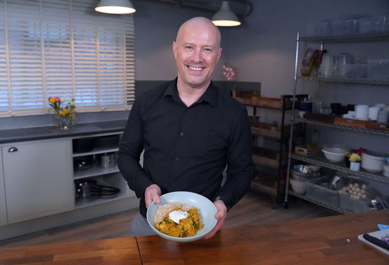 Eat Shop Save Chef DalePinnockがチキンカレーを用意