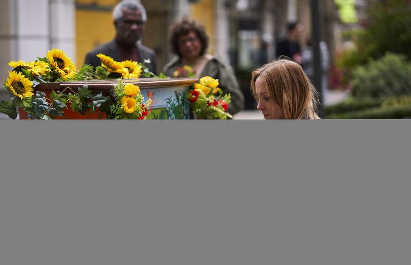 Η Angela Black παίζει πιάνο στο επεισόδιο 6