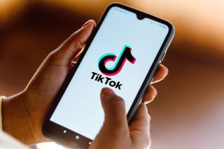 „Just So You Know” de Amazon Prime Video — tot ce trebuie să știi despre seria TikTok