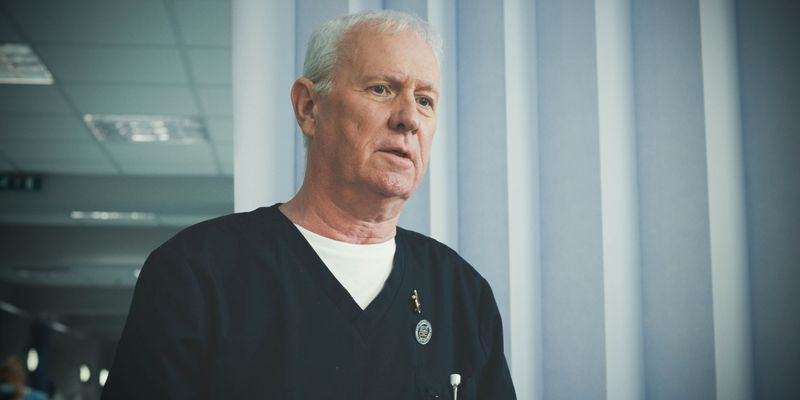Você não pode trabalhar no ED enquanto Charlie Fairhead sem fazer alguns contatos poderosos!