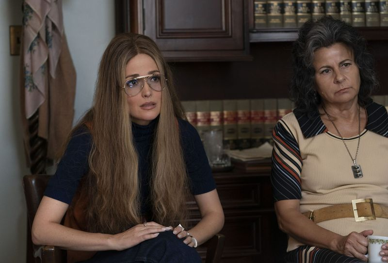 Rose Byrne Gloria Steinemina ja Tracey Ullman Betty Friedani stseenis proua Ameerikast