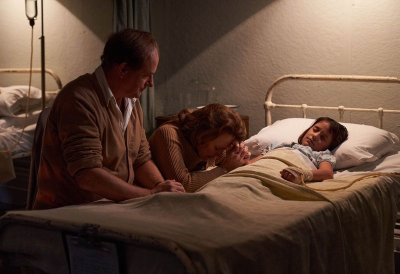 Către Olivia, cu Roald Dahl (Hugh Bonneville) care se uită la fiica lui în spital.