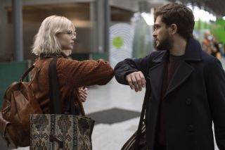 Modern Love Season 2 με τους Kit Harington και Lucy Boynton στην ιστορία Strangers On A Train.
