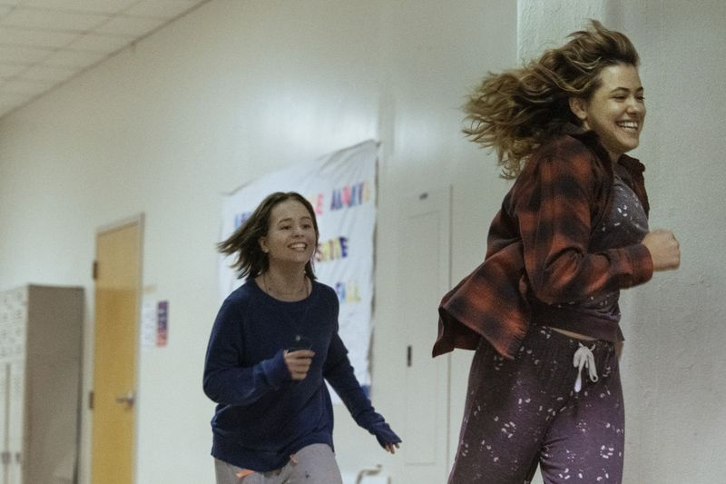 Η Grace Edwards και η Lulu Wilson in a Modern Love stroy από τη σεζόν 2.