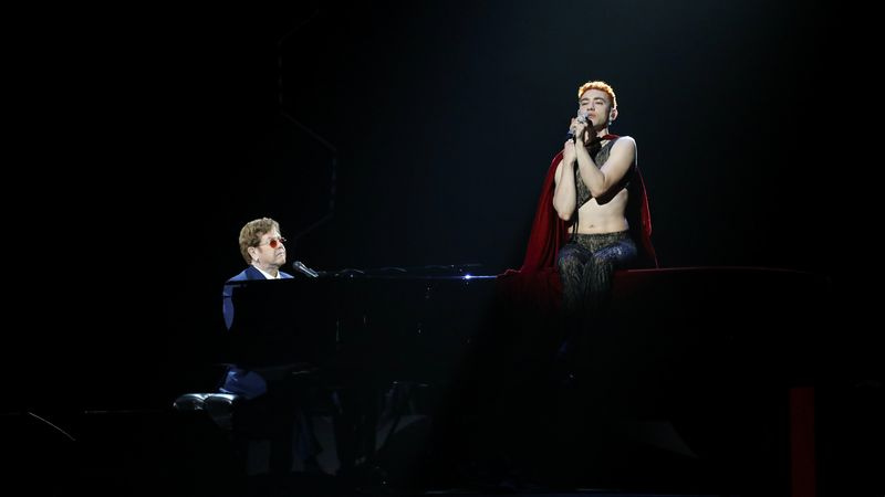 Ο Olly Alexander παίζει στα BRIT Awards 2021 με τον Sir Elton John.