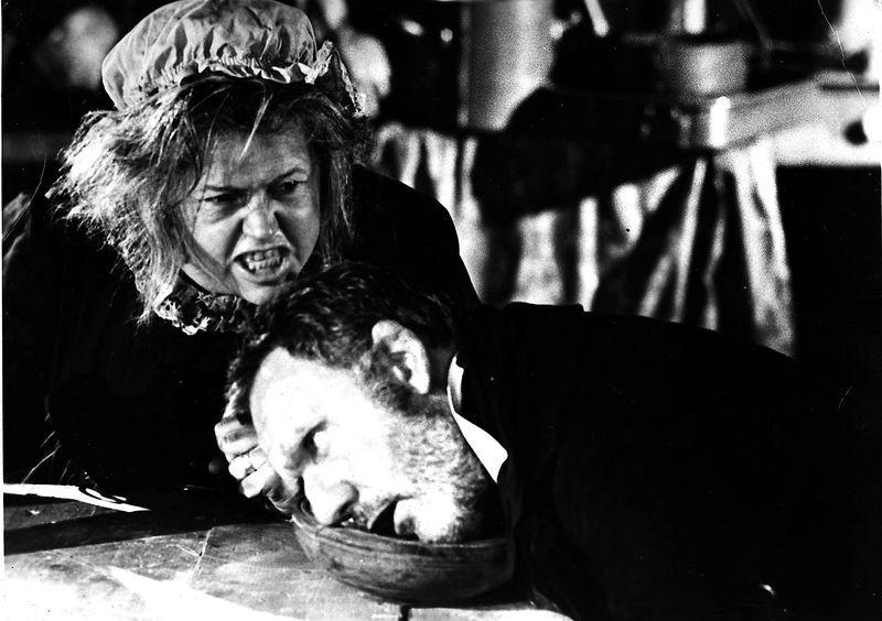 Diana Dors im Film The Amazing Mr Blunden von 1972. Hinweis: Trotz des Schwarz-Weiß-Bildes hier ist der Film definitiv in Farbe.