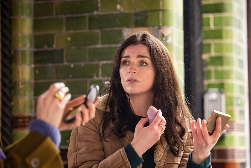 Áine (Aisling Bea) meikkaa pienikokoisella peilillä puhuessaan siskonsa Shonan (Sharon Horgan) kanssa, joka