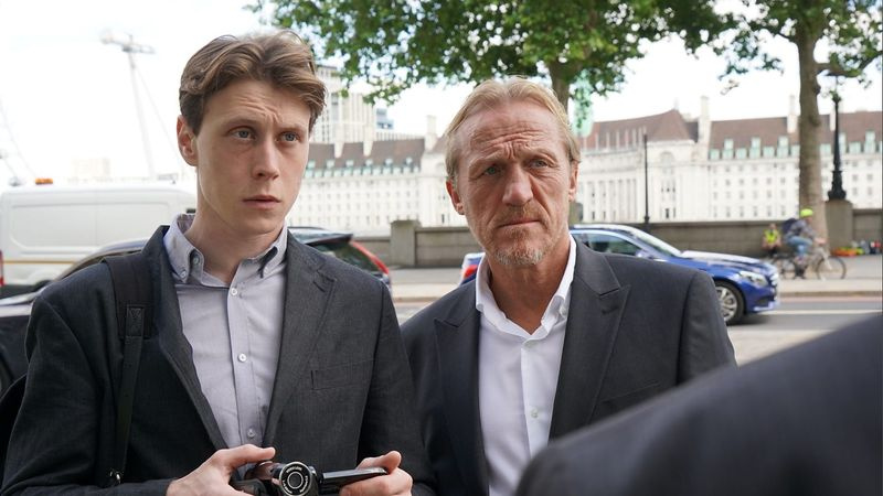 Ο George MacKay και ο Jerome Flynn μπαίνουν