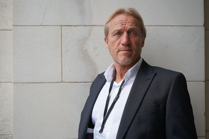 Ο Jerome Flynn υποδύεται τον Neil Wallis