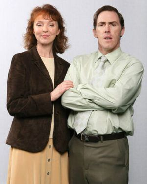 Rob Brydon ja Melanie Walters Brynin ja Gwen Westin roolissa. (Luotto: BBC)