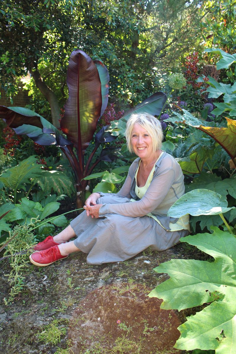Great British Gardens met Carol Klein ziet de presentator een aantal prachtige Britse tuinen bezoeken