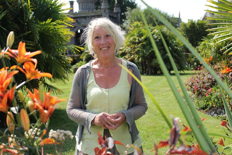 Great British Gardens met Carol Klein ziet de presentator een aantal prachtige Britse tuinen bezoeken