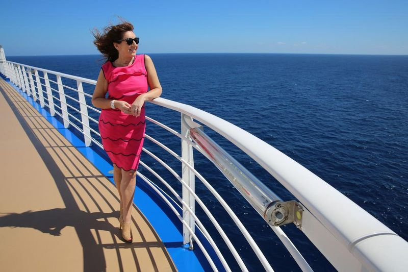 Jane stand auf dem Deck der Sky Princess