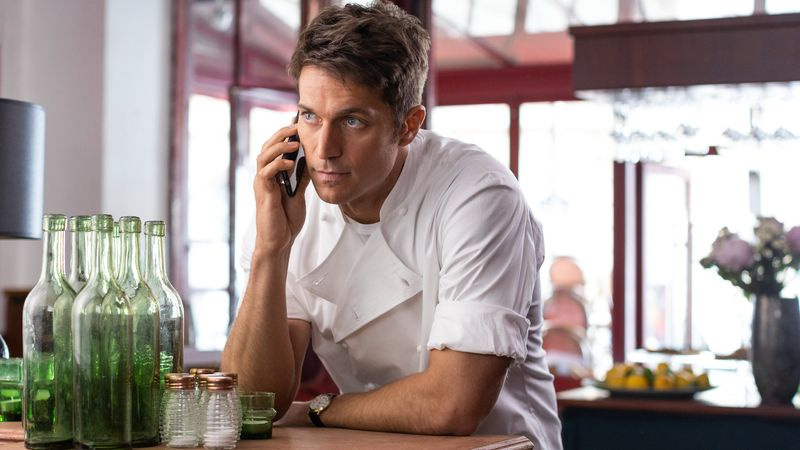 Lucas Bravo ca Gabriel în sezonul 2 Emily in Paris