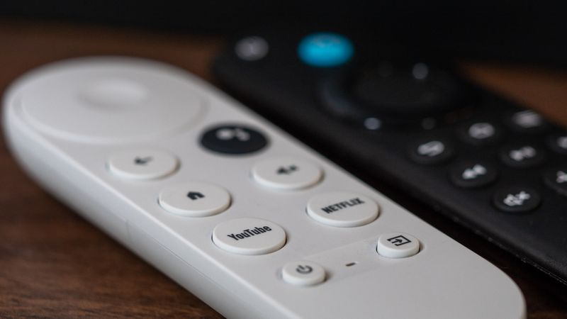 Το τηλεχειριστήριο Google TV και το τηλεχειριστήριο Amazon Fire TV Alexa Voice Remote