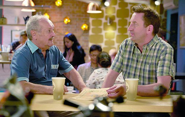 Lorsque le père de Lee (Bobby Ball) garde les enfants, cela déclenche une chaîne d