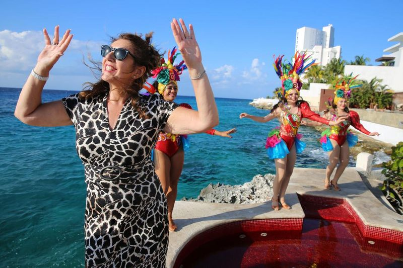 Jane dançando ao lado de dançarinos de carnaval locais em Cozumel