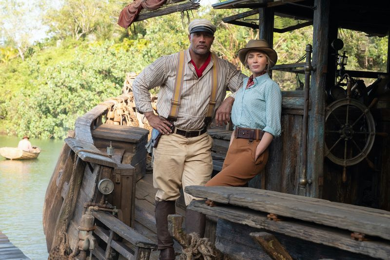 Frank (Dwayne Johnson) și Lily (Emily Blunt) stau pe puntea lui Frank
