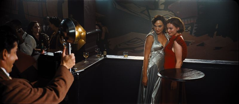 Linnet Ridgeway Doyle (Gal Gadot) και Jacqueline De Bellefort (Emma Mackey).