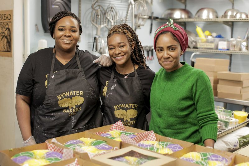 Nadiya posa com as mulheres da Bywater Bakery em Nova Orleans e seus bolos rei para o Mardi Gras