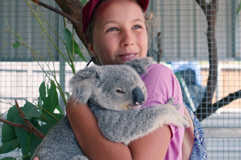 Izzy și ursulețul ei drăgălaș Koala.
